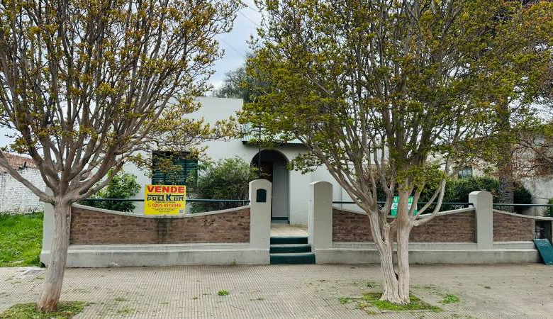 PROPIEDAD MUY BIEN UBICADA SOBRE CALLE LA PLATA